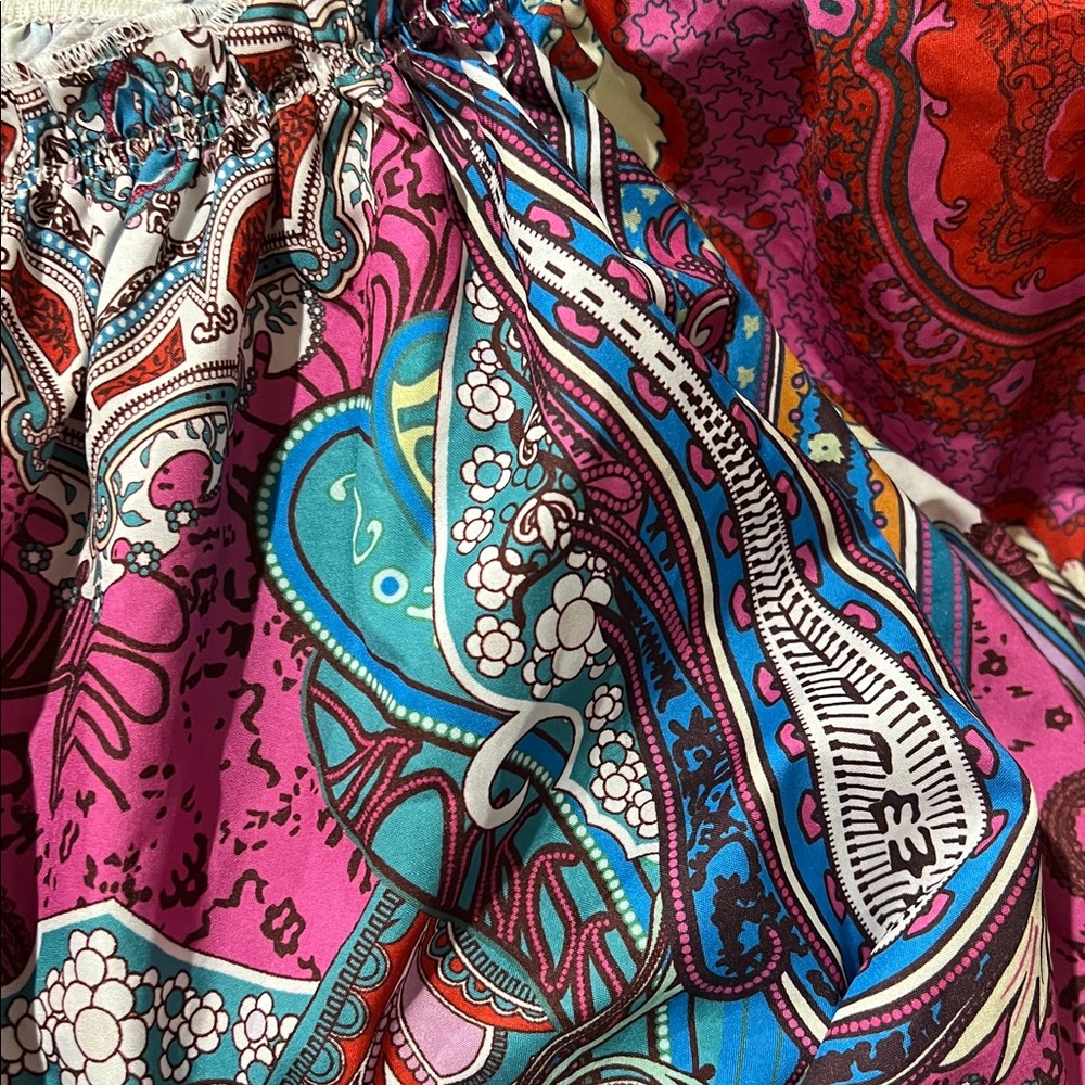 💲2💲if BUNDLED 3 or more $2 itemVibrant Paisley Blouse Elastic Neckline C100 - Picture 3 of 10
